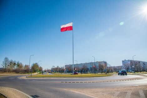 Maszt flagowy znajdujący się na rondzie im. rotmistrza Witolda Pileckiego