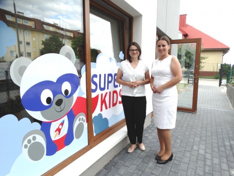 Od lewej: Karolina Podrażka oraz Dominika Reglińska przed Centrum Psychologiczno-Pedagogicznym Kid