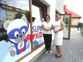 Od lewej: Karolina Podrażka oraz Dominika Reglińska przed Centrum Psychologiczno-Pedagogicznym Kid