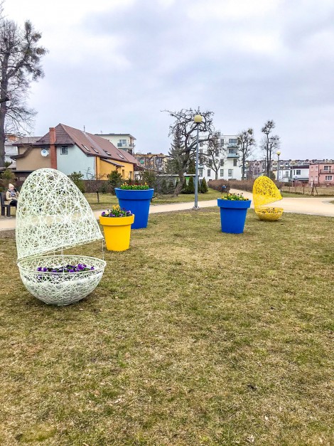 Wielkanocne ozdoby, które stanęły w parku Żelewskiego