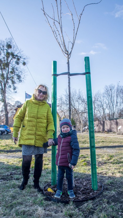 Fundatorka drzew pani Daria wraz z 4-letniem wnukiem Tymonem