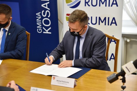 Burmistrz Rumi Michał Pasieczny podpisujący porozumienie