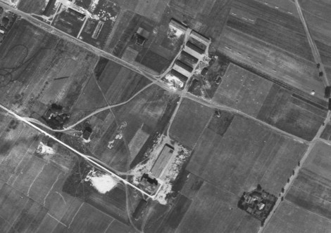 Zdjęcie lotnicze dzisiejszej SP nr 4 z 1944 roku – widoczny pobliski obóz pracy, przy dzisiejszych ulicach Świętojańskiej i Dąbrowskiego