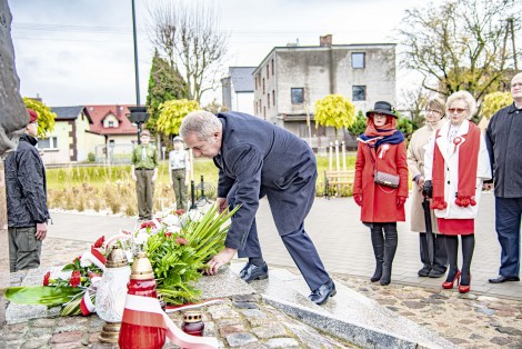 Przewodniczący Rady Miejskiej Krzysztof Woźniak podczas składania kwiatów