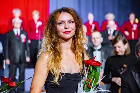 Agnieszka Skawińska występująca podczas koncertu patriotycznego