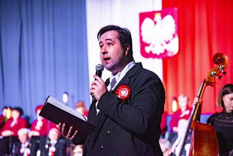 Piotr Lewicki podczas koncertu patriotycznego