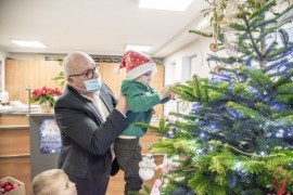 Wiceburmistrz Piotr Wittbrodt pomagający przedszkolakom w zawieszaniu ozdób
