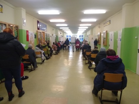 Osoby czekające na szczepienie przeciw COVID-19, fot. Szpitale Pomorskie