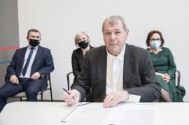Podpisanie listu intencyjnego przez burmistrza Łeby Andrzeja Strzechmińskiego