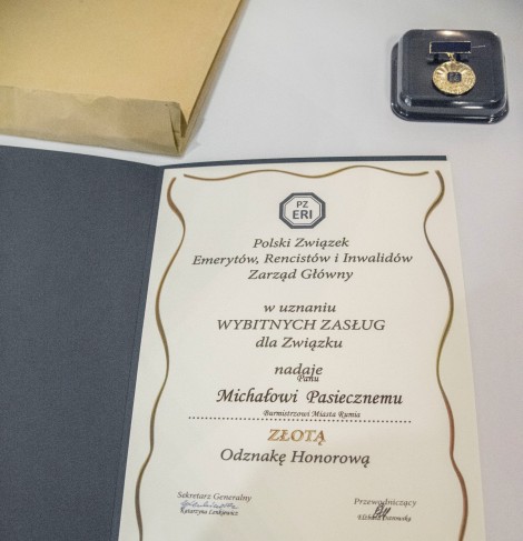 Dyplom wręczony burmistrzowi Michałowi Pasiecznemu