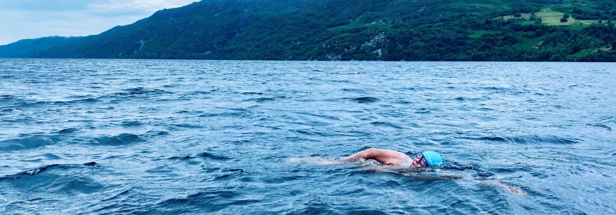 Piotr Biankowski przepłynął jezioro Loch Ness, by kupić szpitalne łóżka