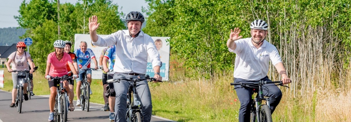 Marszałek, burmistrz i rowerowi aktywiści wspólnie sprawdzili nową ścieżkę