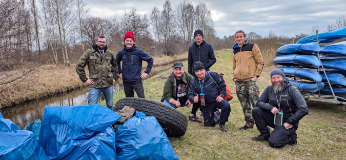 Wielkie sprzątanie Zagórskiej Strugi: Od listu w butelce po oponę od tira