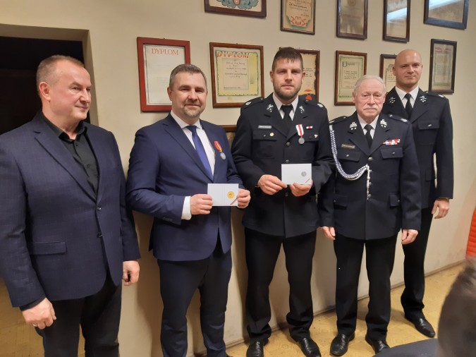 Burmistrz Michał Pasieczny odznaczony przez strażaków