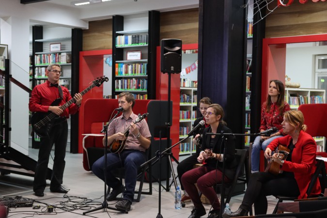 Bibliotekarka, która gra i śpiewa z czytelnikami