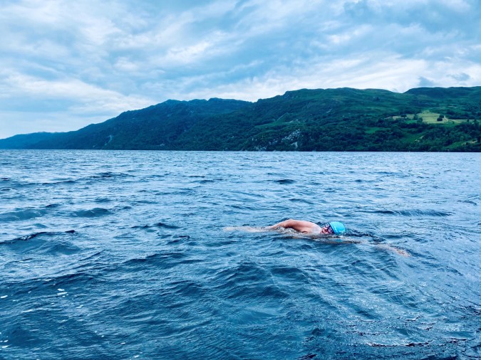 Piotr Biankowski przepłynął jezioro Loch Ness, by kupić szpitalne łóżka