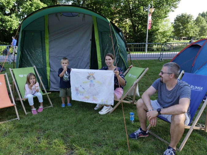 Spali pod gołym, rumskim niebem