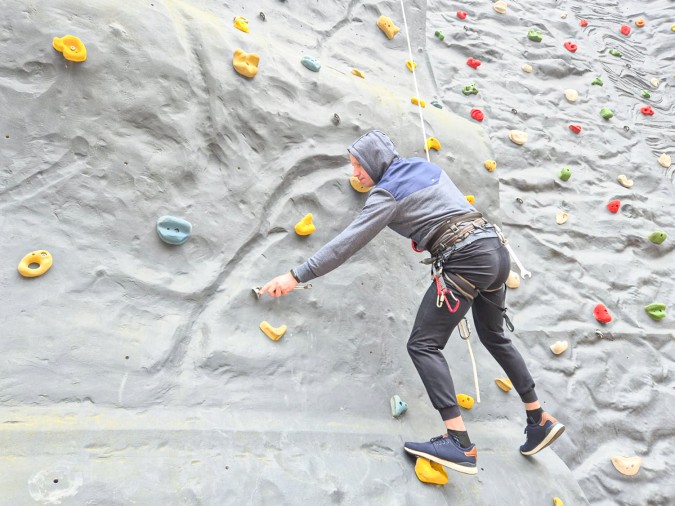 Ulice, place zabaw i ścianka wspinaczkowa – trwają wiosenne porządki