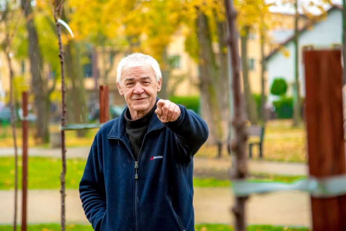 Rumianin zasadził w parku drzewa, by uczcić narodziny wnuków