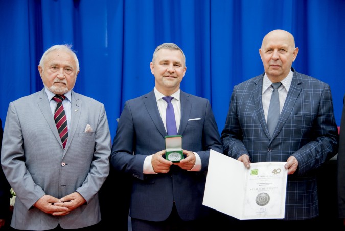 Burmistrz Michał Pasieczny otrzymał medal od Polskiego Związku Działkowców