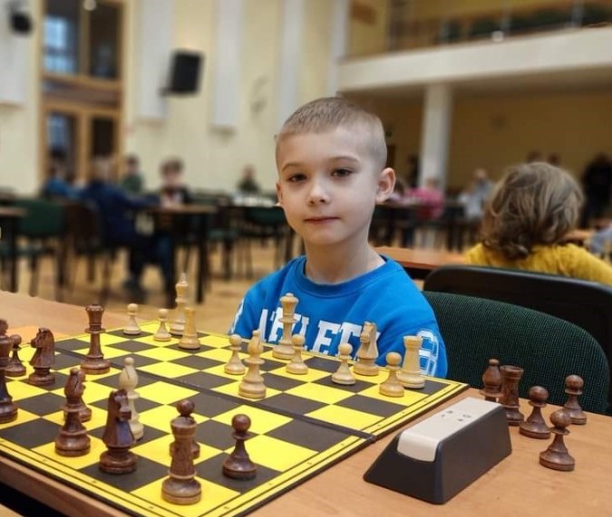 Zakochał się w szachach, gdy miał 6 lat. Teraz zwycięża w turniejach