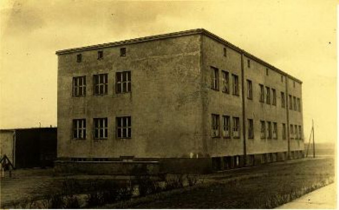 Szkoła, która stała się fabryką części do samolotów