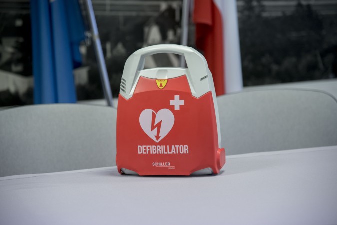 Lokalny przedsiębiorca podarował urzędowi miasta defibrylator