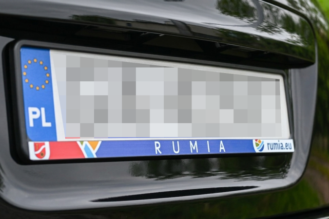 Chcesz otrzymać rumskie nakładki na tablice rejestracyjne? Odwiedź urząd miasta!