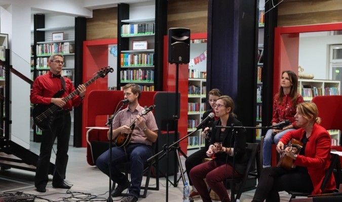 Bibliotekarka, która gra i śpiewa z czytelnikami