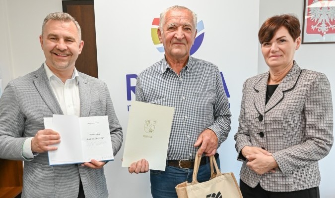 Kapitan i pisarz z nagrodą burmistrza