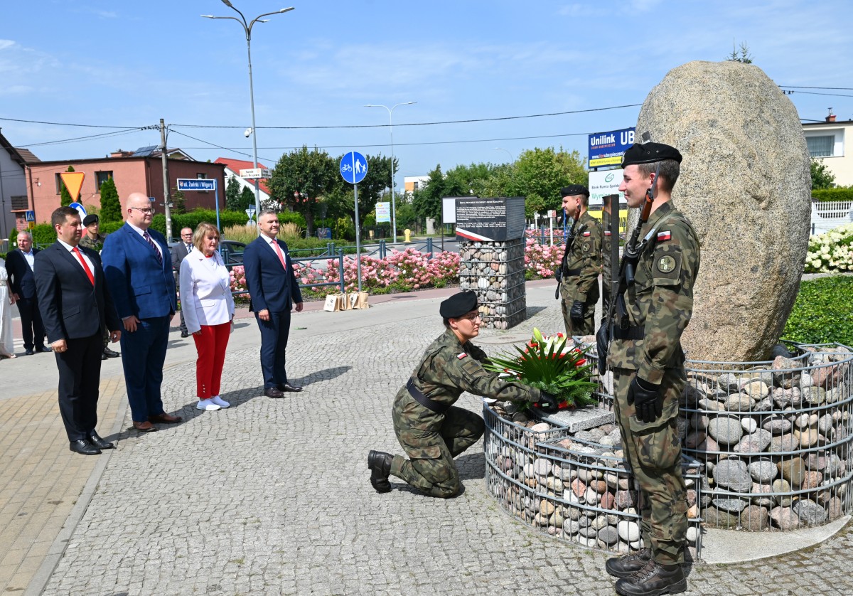 Uroczyste złożenie kwiatów pod pomnikiem żołnierzy Armii Krajowej