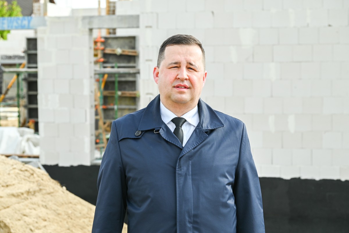 Wiceburmistrz Ariel Sinicki, w tle budowa nowego MOPS-u