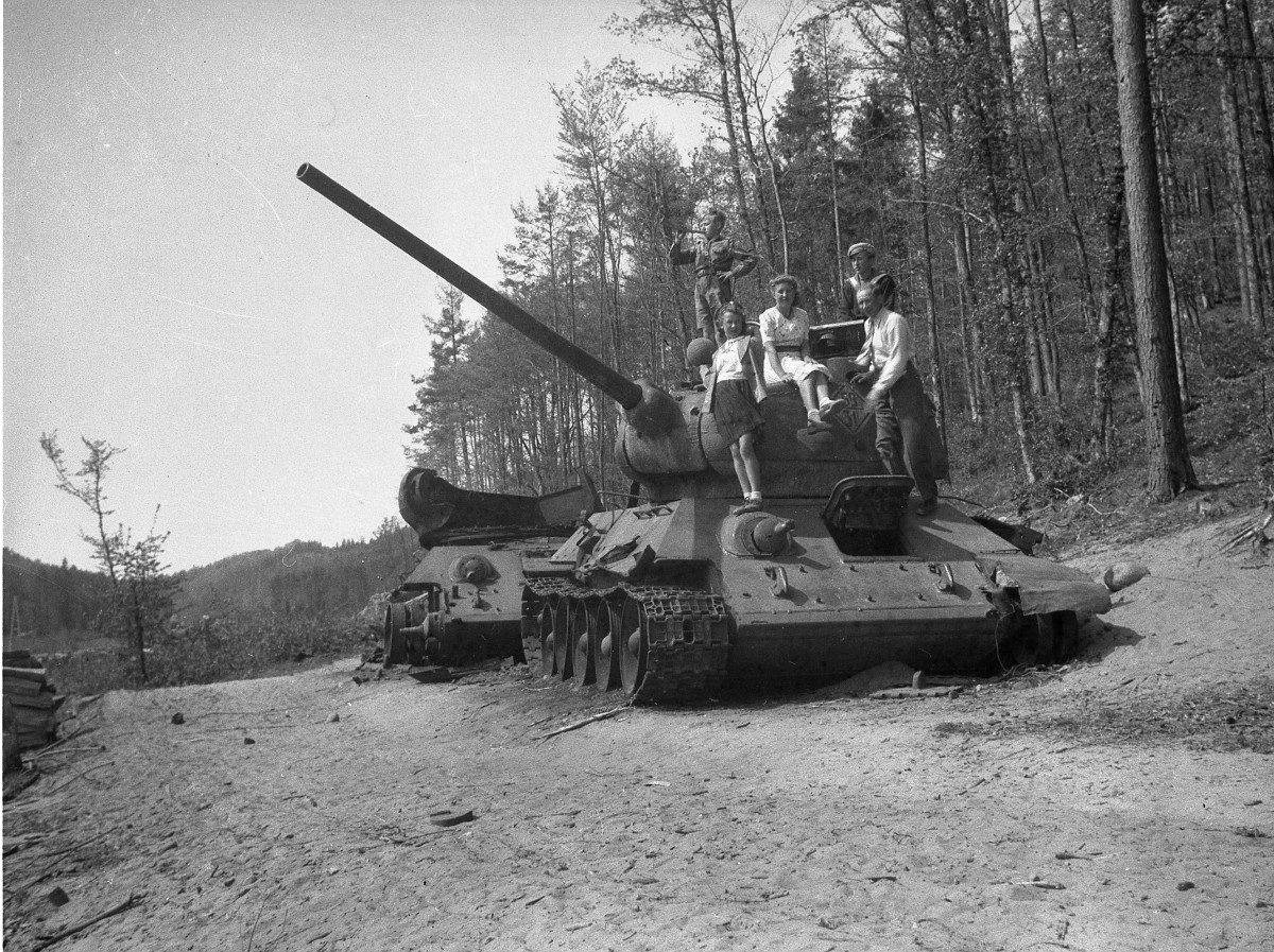 Uszkodzony czołg T-34 w lasach w pobliżu Demptowa, fot. ze zbiorów G. Czepułkowskiego