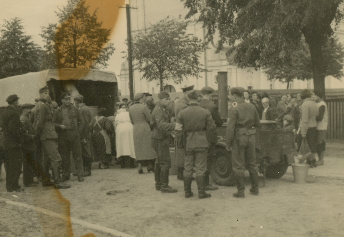 Żołnierze niemieccy pod kościołem św. Krzyża, zdjęcie ze zbiorów M. Tokarz-Sitek, P. Tokarza
