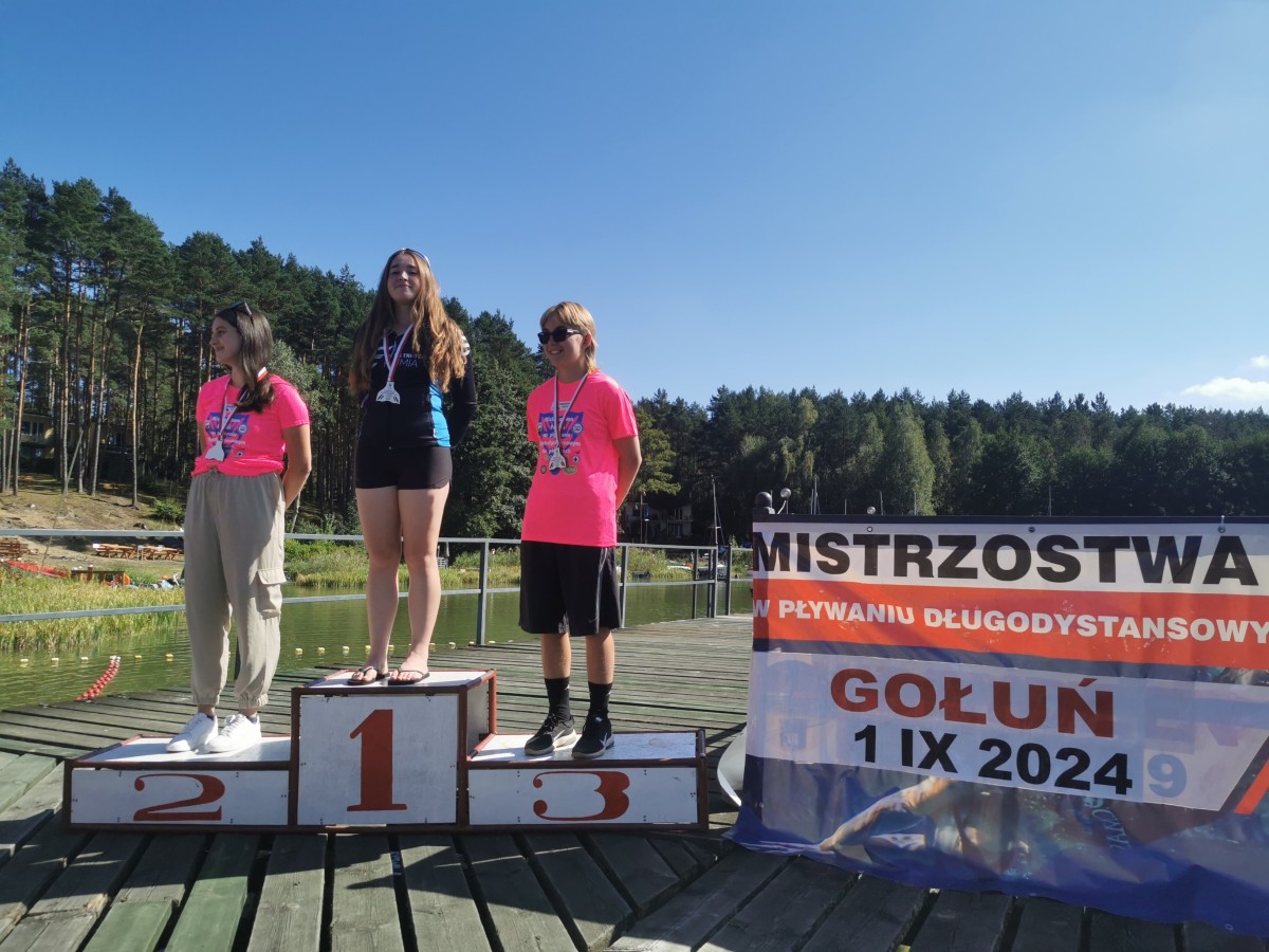 Karolina Szalast (w środku) na najwyższym stopniu podium po zawodach w Gołuniu