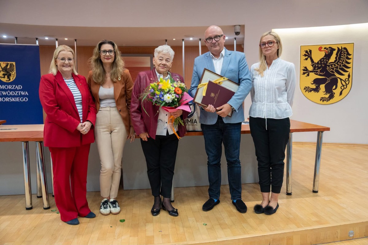 W środku Teresa Baranowska (z kwiatami) oraz pełnomocnik burmistrza ds. społecznych i radny sejmiku Piotr Wittbrodt