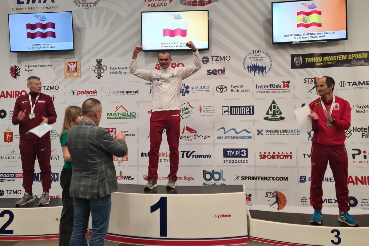 Grzegorz Grinholc na najwyższym stopniu podium podczas Halowych Mistrzostw Europy Masters w Lekkoatletyce 