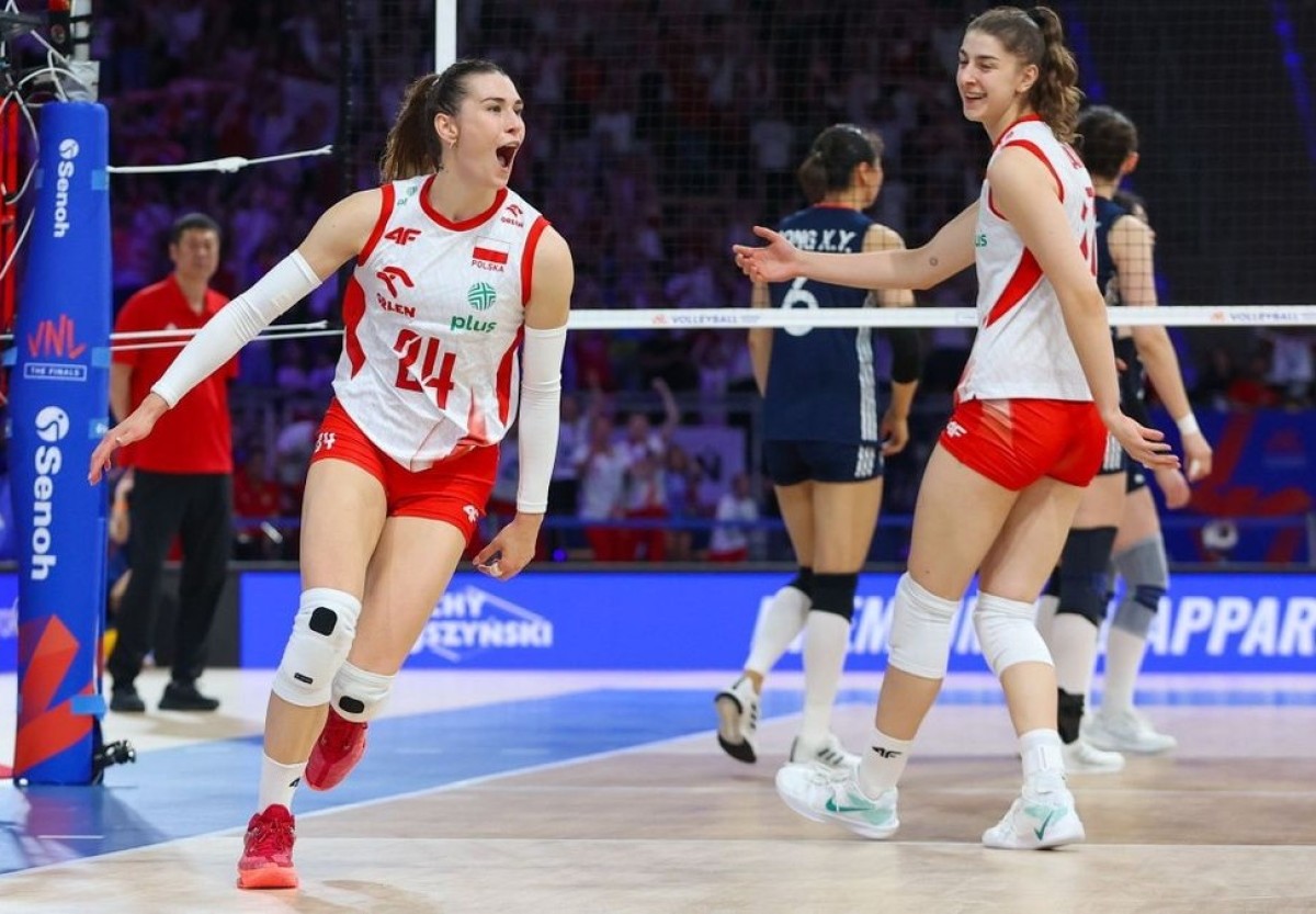 Paulina Damaske (pierwsza od lewej) po udanej zagrywce