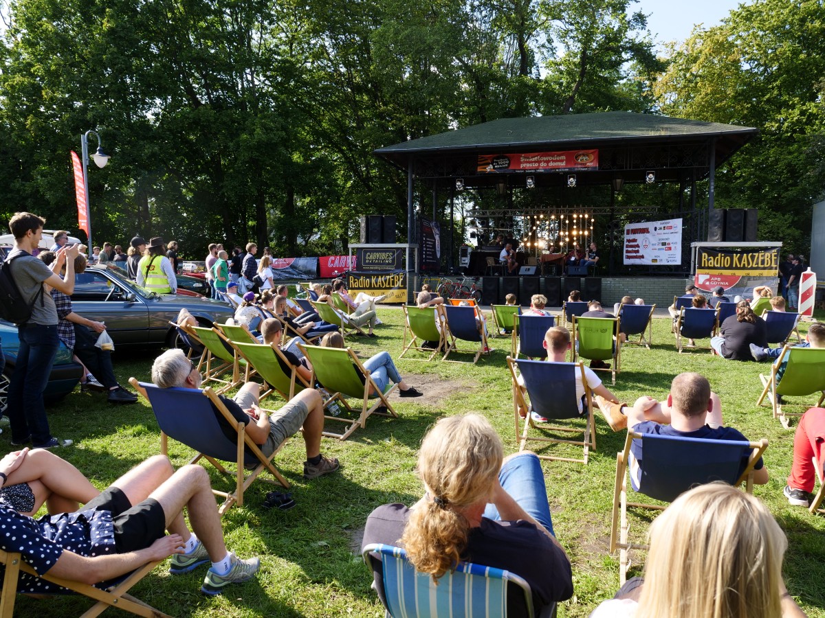 Publiczność pod sceną letnią w parku Starowiejskim