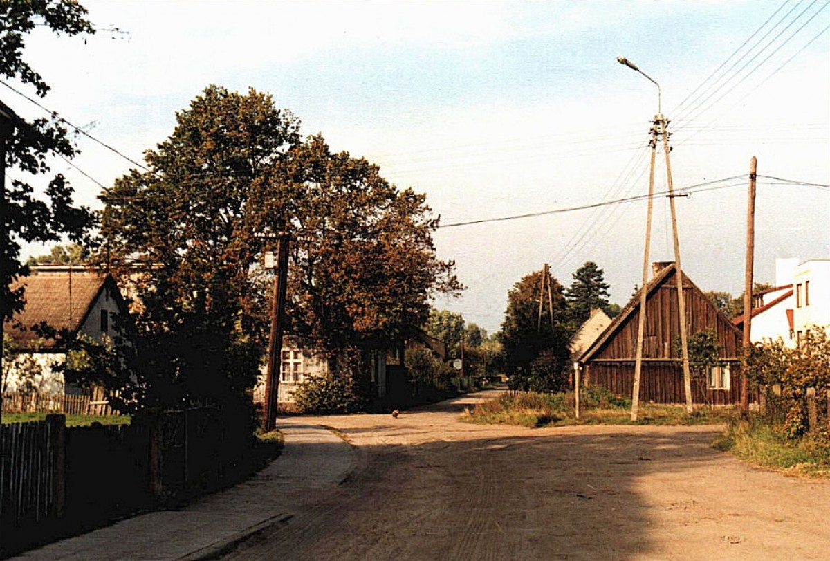 Róg ulic Kościelnej i Mostowej pod koniec lat dziewięćdziesiątych. Zdjęcie zarchiwum Andrzeja Sadłowskiego.