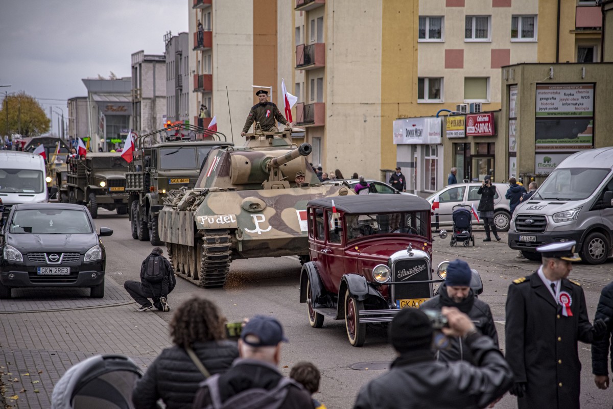 Na pierwszym planie replika czołgu „Pantera” w barwach Powstańców Warszawskich