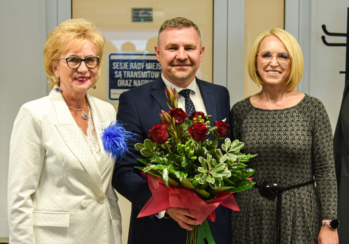 Burmistrz Michał Pasieczny po uzyskaniu absolutorium otrzymał kwiaty od radnych: Teresy Hebel oraz Liliany Bareły-Palczewskiej