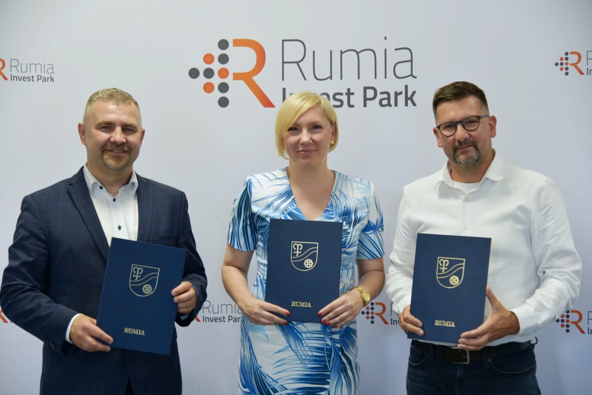 Od lewej: burmistrz Michał Pasieczny, prezes spółki Rumia Invest Park Agnieszka Rodak, prezes Quantum Cybersecurity Group Sebastian Zimnol
