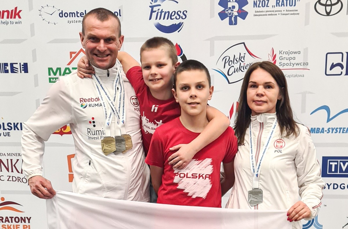 Od lewej: Grzegorz Grinholc, młodszy syn Krzysztof, starszy syn Wojtek, żona Iwona