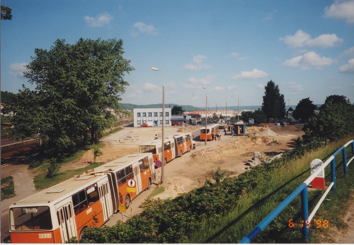 Rok 1998, budowa pętli autobusowej przy rumskim dworcu