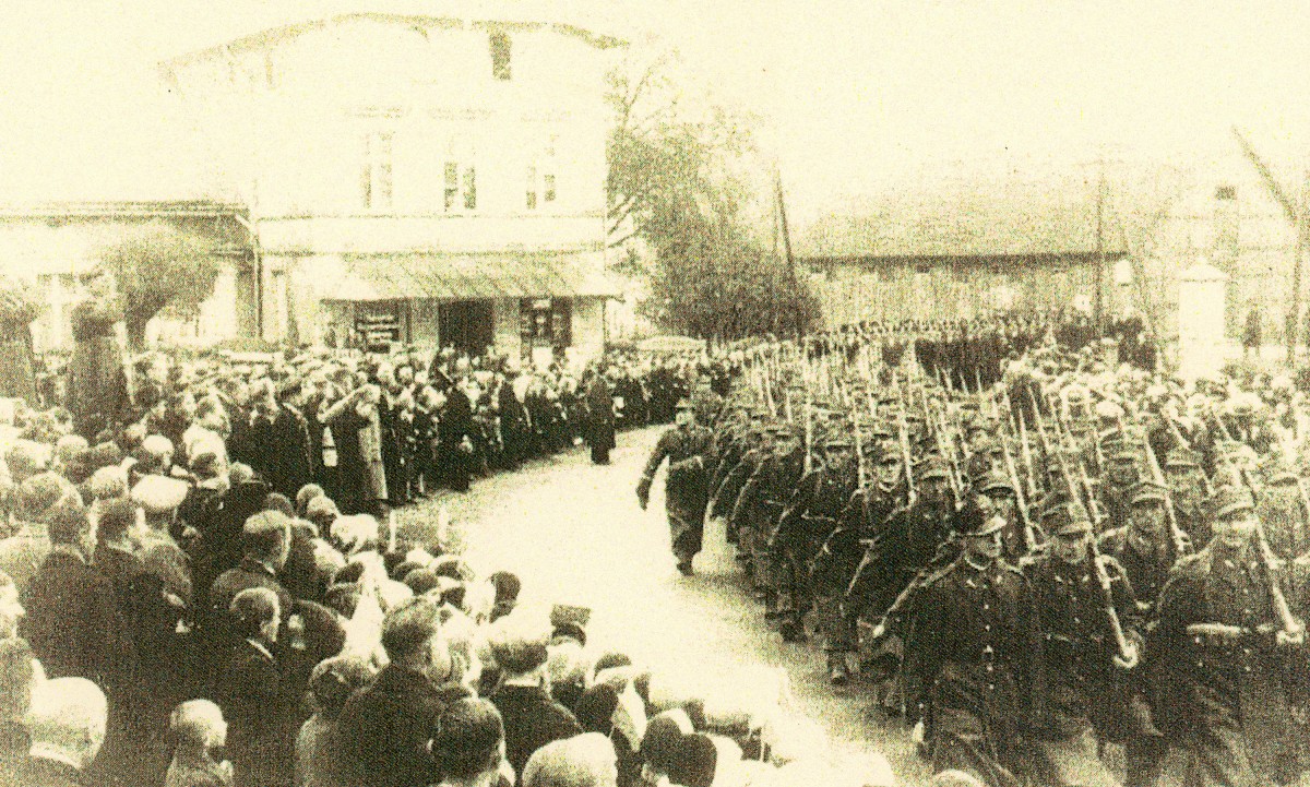 Polscy żołnierze podczas defilady na Placu Kaszubskim, koniec lat 30, ze zbiorów L. Bacha