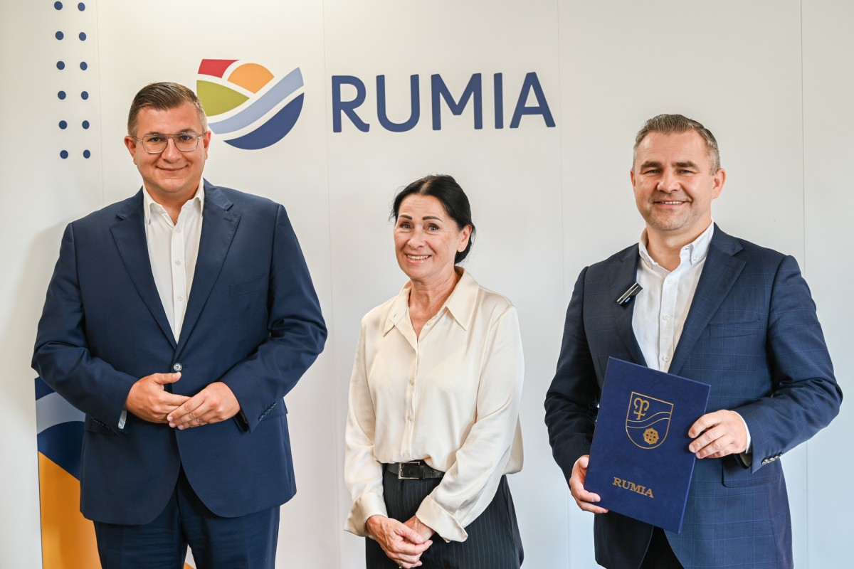 Oficjalne powołanie nowego wiceburmistrza Rumi. Od lewej: sekretarz Marcin Kurkowski, wiceburmistrz Maria Bochniak, burmistrz Michał Pasieczny