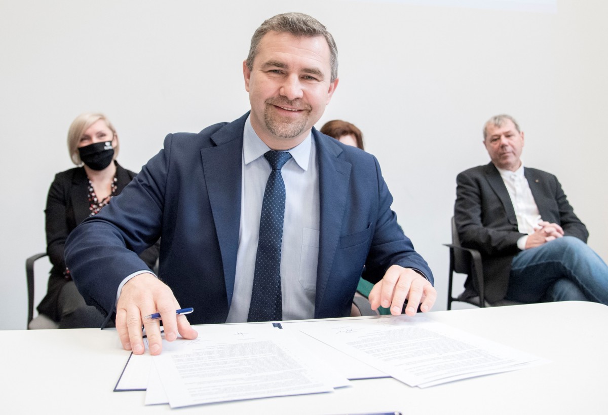 Burmistrz Michał Pasieczny podczas podpisania listu intencyjnego dotyczącego kształcenia zawodowego na potrzeby sektora morskiej energetyki wiatrowej