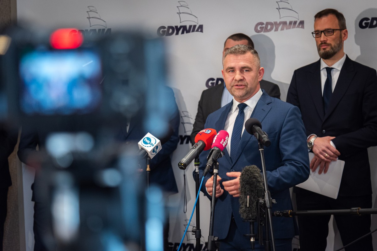 Burmistrz Michał Pasieczny podczas konferencji w Urzędzie Miasta Gdyni