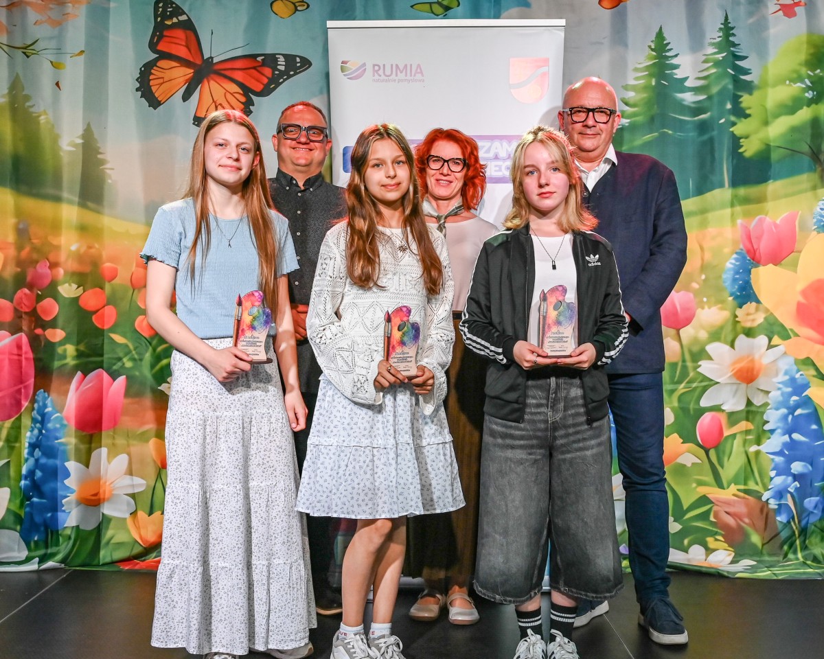 Laureaci konkursu w kategorii klas IV-VI z członkami jury